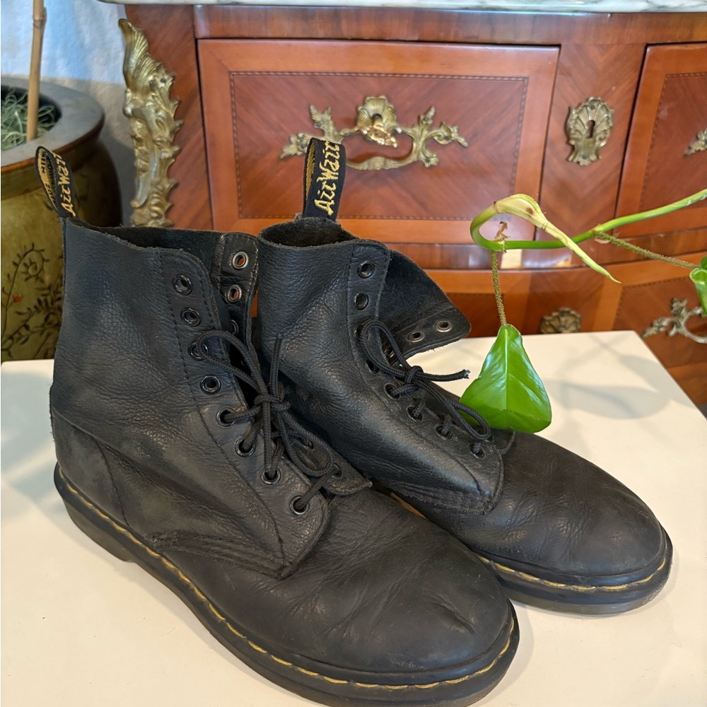 Dr. Martens Black Leather Boots – Size 39 (EU) / Women’s 9/ Men’s 6